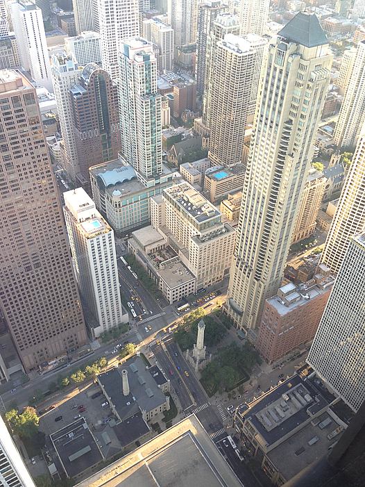 La Torre del Agua de Chicago, situada entre rascacielos