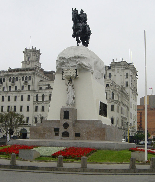 Monumento al libertador José de San Martín en la Plaza de San Martín