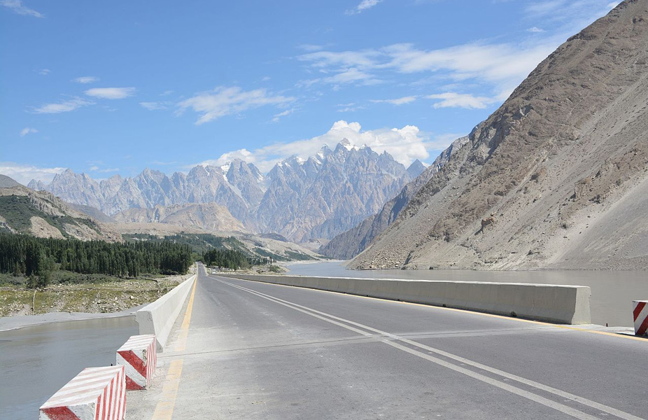 La autopista Karakoram (KKH) es una de las carreteras internacionales pavimentadas más altas del mundo