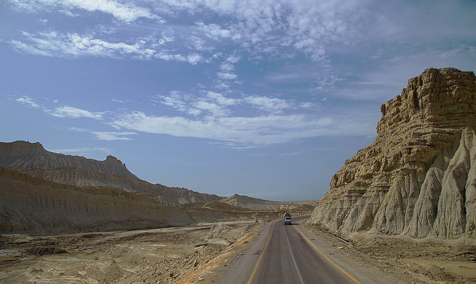 La carretera costera de Makran es la carretera nacional más hermosa y mejor (N-10) de Pakistán, que tiene una longitud de 653 km.