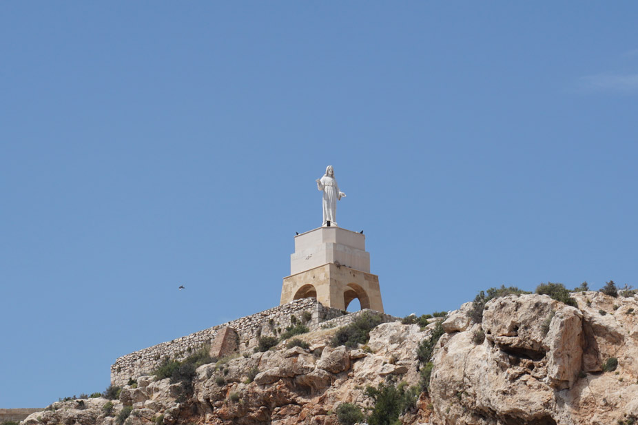 La estatua del Sagrado Corazón de Jesús y la alcazaba de Almería