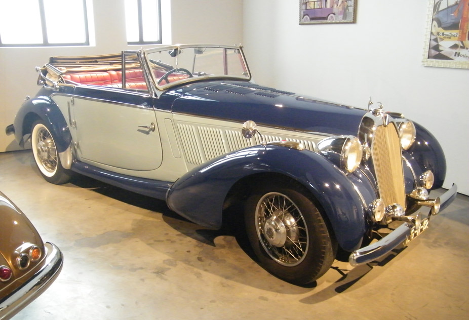 El Museo Automovilísitco y de la Moda