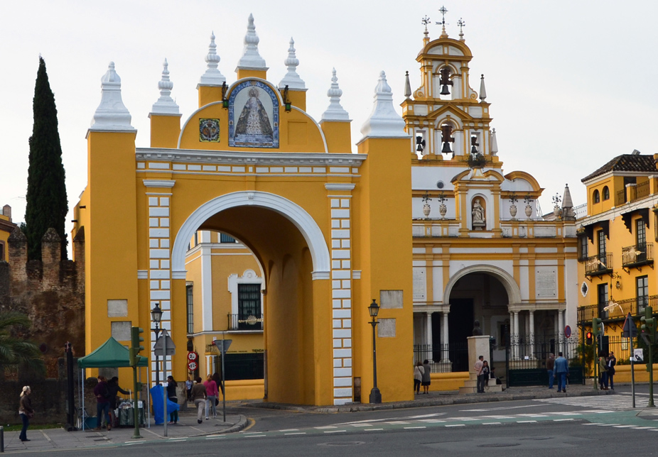 La puerta y la basílica de la Macarena de Sevilla