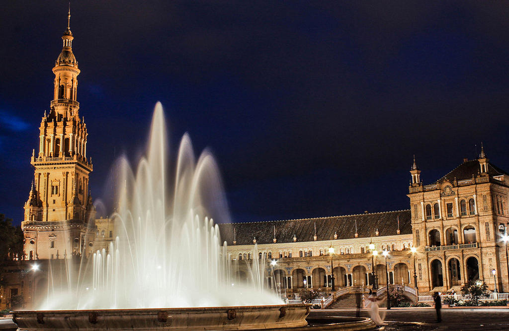 Plaza de España de Sevilla, fuente iluminada por la noche