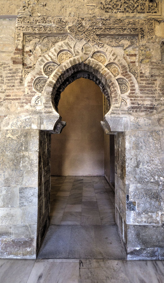 Esta puerta es de los restos mínimos que quedan de la época islámica del Palacio de la Aljafería