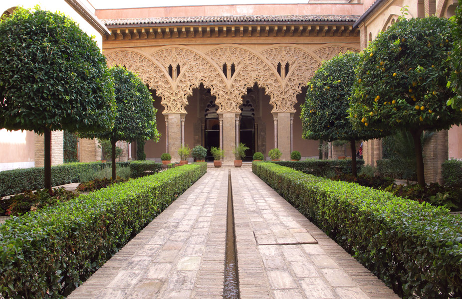 Patio de Santa Isabel del Palacio de la Aljafería