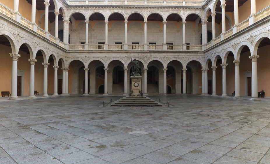 El patio del Alcázar de Toledo