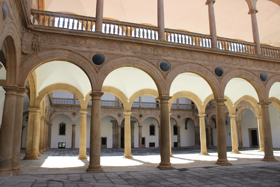 Patio del hospital de Tavera en Toledo