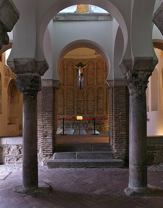 Nave central de la Mezquita del Cristo de la Luz en Toledo