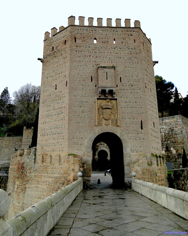 Torreón occidental en el Puente de Alcántara en Toledo