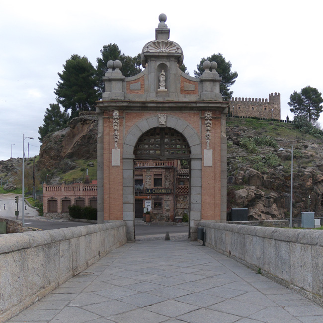 Arco barroco en el Puente de Alcántara en Toledo