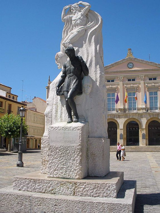  Monumento al escultor Alonso Berruguete