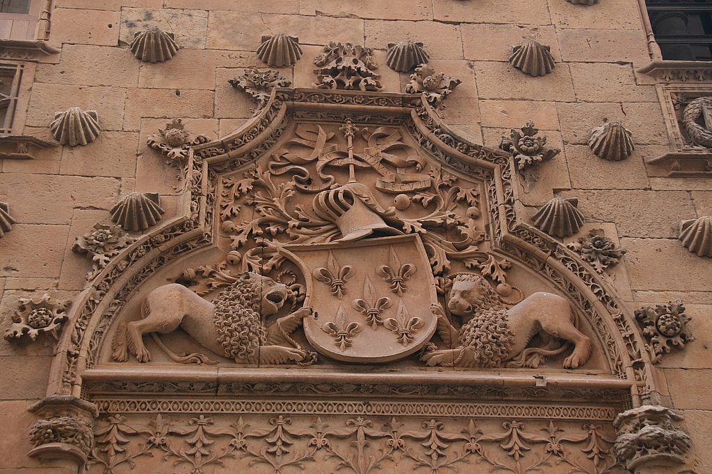 Escudo familia Maldonado en la entrada de la Casa de las Conchas