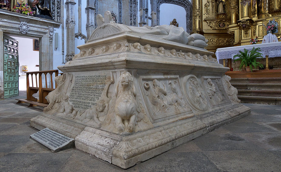 Sepulcro de Alonso de Fonseca y Acevedo (†1512), Arzobispo de Santiago, realizado en mármol blanco por Diego de Siloé