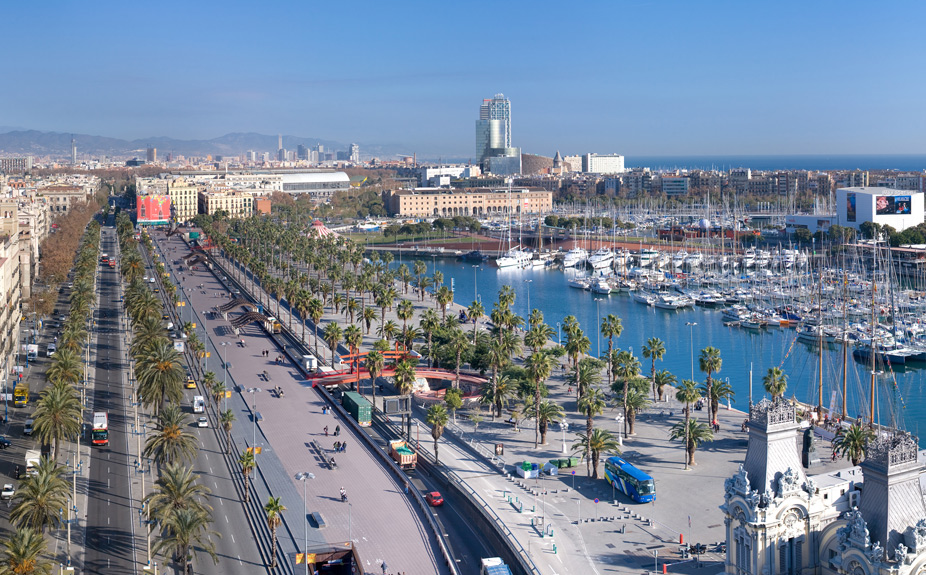 Vista del puerto en el Monumento a Colón