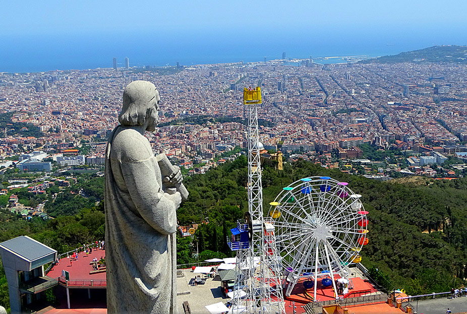 Una de las estatuas del templo del Sagrado Corazón de Barcelona y la noria del Tibidabo