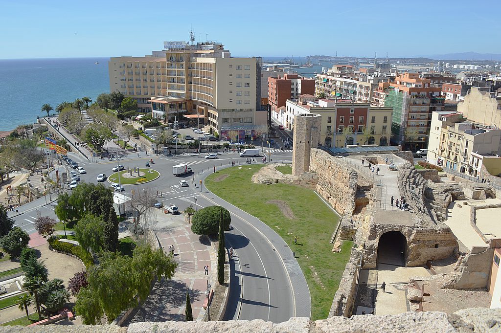 Plaza de la Unesco y el circo romano (derecha)