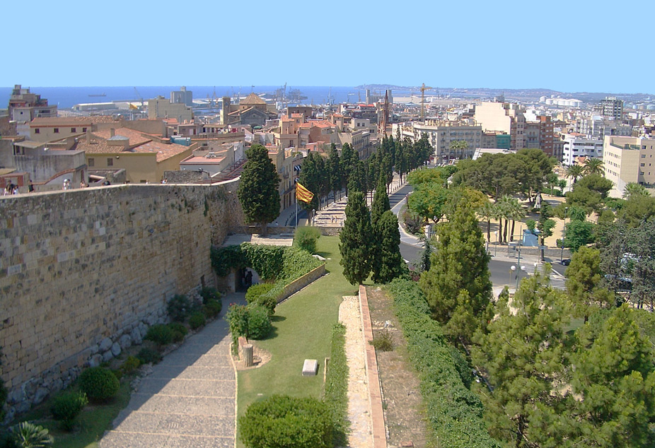 Vista de Tarragona, con el puerto en el fondo, cerca de la muralla romana