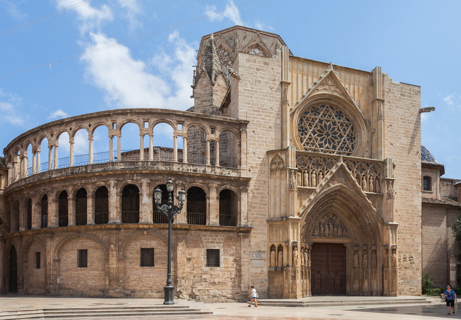 Vista occidental (Plaza de la Virgen): Puerta de los Apóstoles (parte derecha), cimborrio (parte alta) y Obra Nova (parte izquierda)