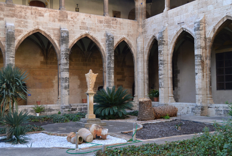El claustro del Monasterio de la Trinidad en Valencia