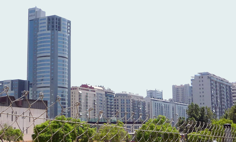 A la izquierda la Torre Hilton en Valencia