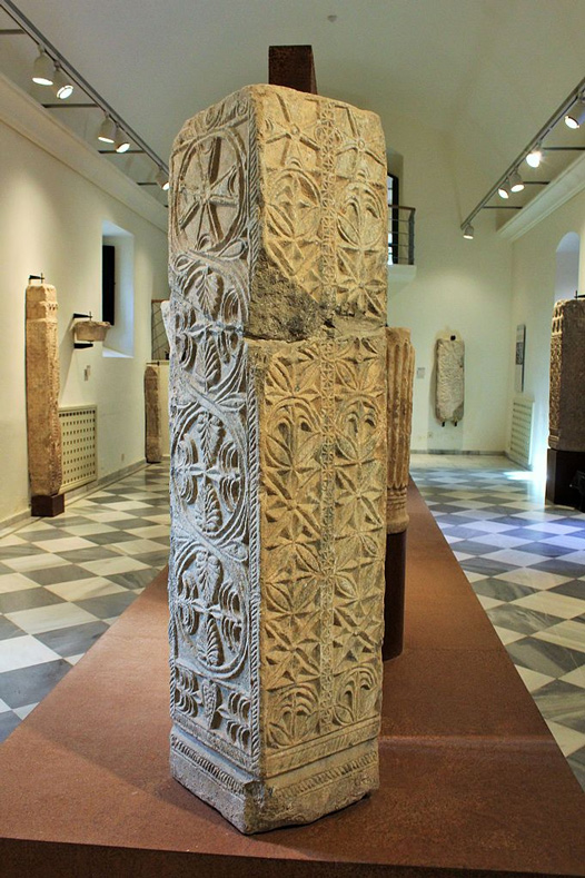 Pilar del Siglo VII d.C. de la Alcazaba de Badajoz, museo arqueológico