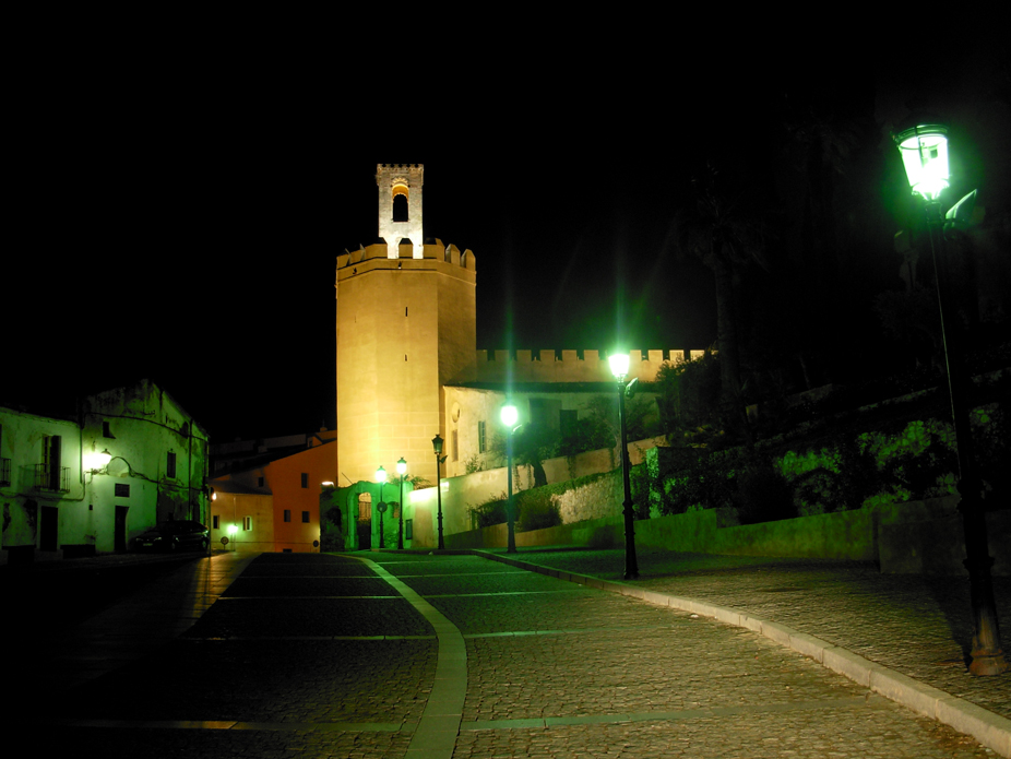 La torre de Espantaperros de Badajoz de noche