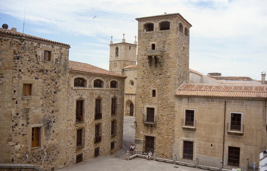 El Palacio de los Golfines de Abajo (el de la derecha)