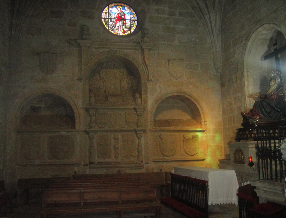  Sepulcros e imágen de la Virgen dolorosa. Iglesia de San Mateo de Cáceres.