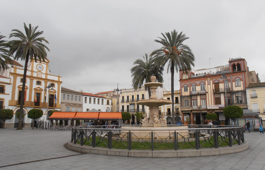 La Plaza de España de Mérida, en el centro la fuente y  a la izquierda, el edificio amarillo del ayuntamiento