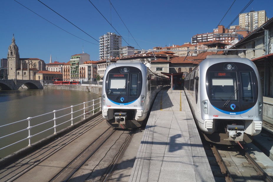 El tranvía Euskotren en La antigua estación de tren de Atxuri