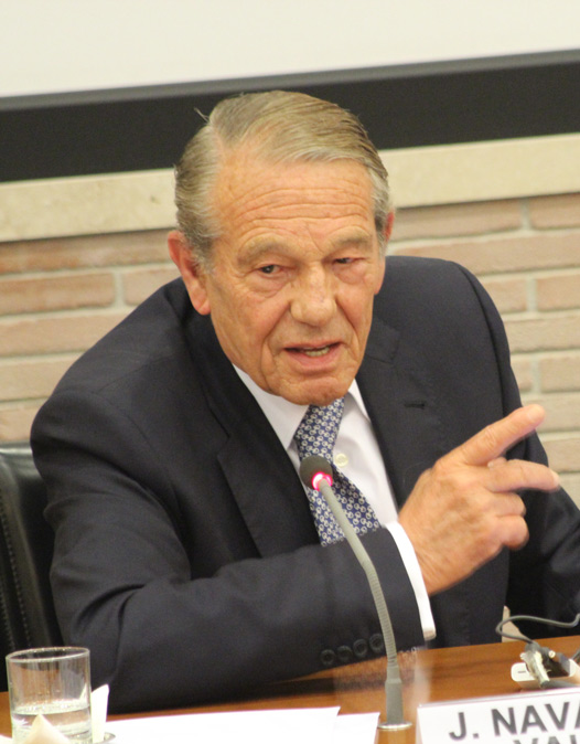 Joaquín Navarro Valls, portavoz de la santa sede