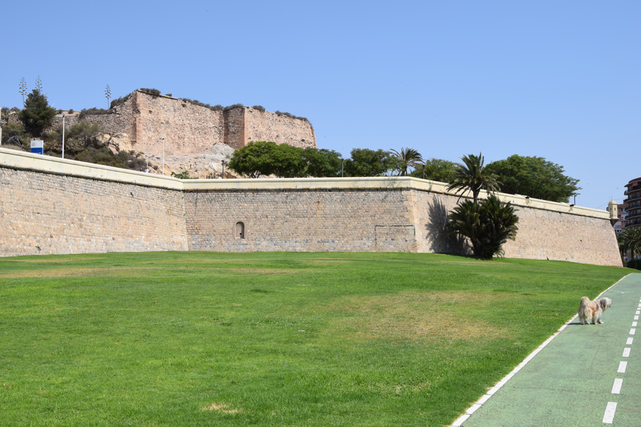 Vista del Castillo de Despeñaperros desde el exterior de la Muralla de Carlos III en Cartagena
