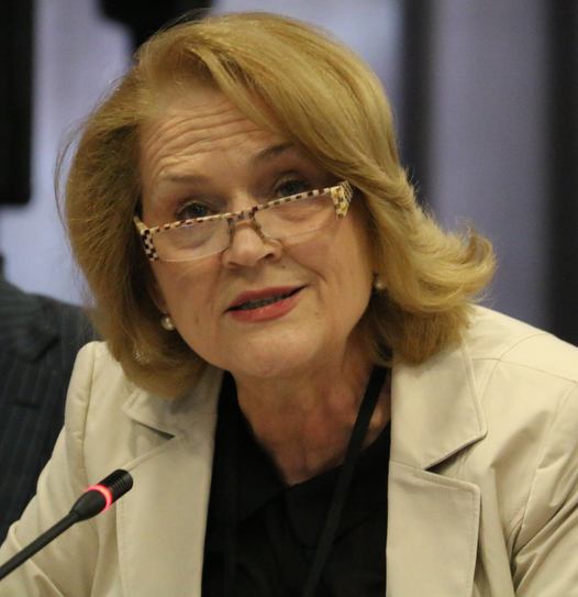 Arta Dade, nacida en Tirana