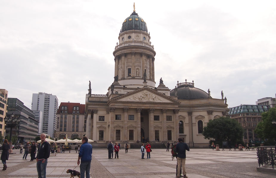 La Plaza Gendarmenmark, Konzerthaus en el centro y la catedral alemana detrás