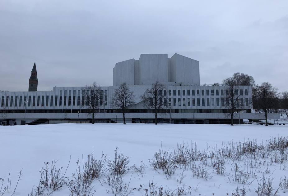 El Finlandia Hall en la calle Mannerheimintie