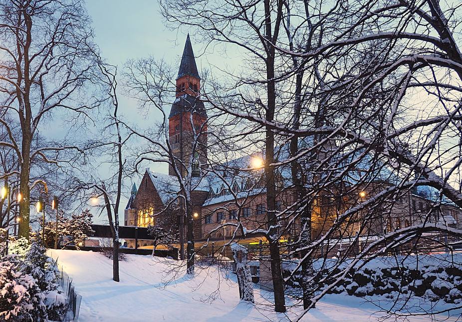 El Finlandia Hall en la calle Mannerheimintie