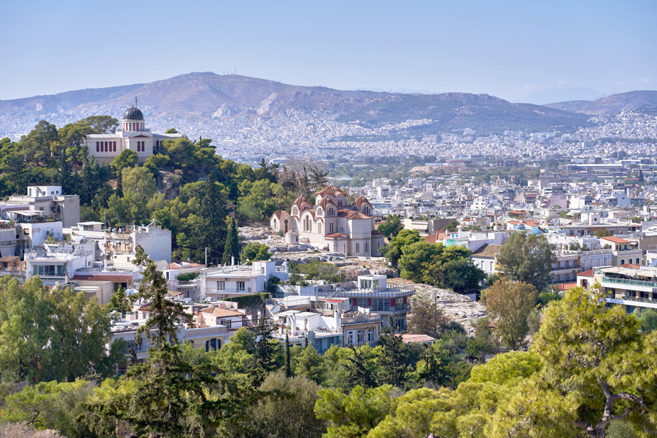 La Iglesia de Santa Marina en la Colina de las Ninfas; el edificio de la cima de la colina es el Observatorio Nacional de Atenas