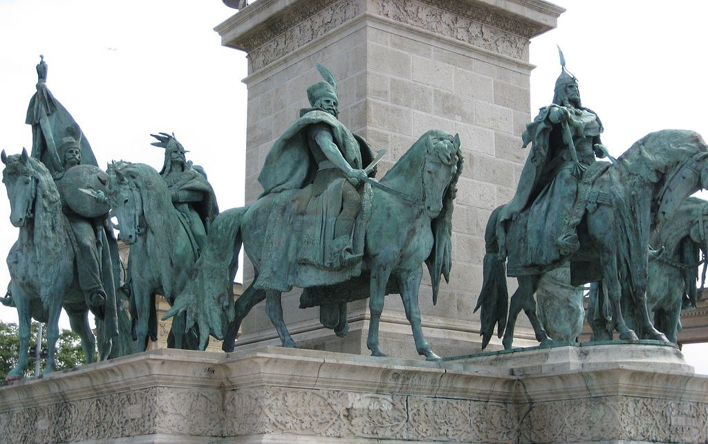 Plaza delos Héroes, estatuas