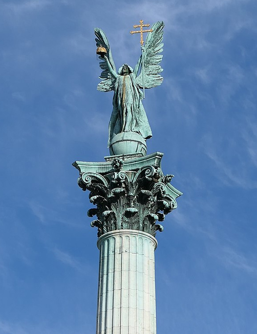 Plaza delos Héroes, estatuas