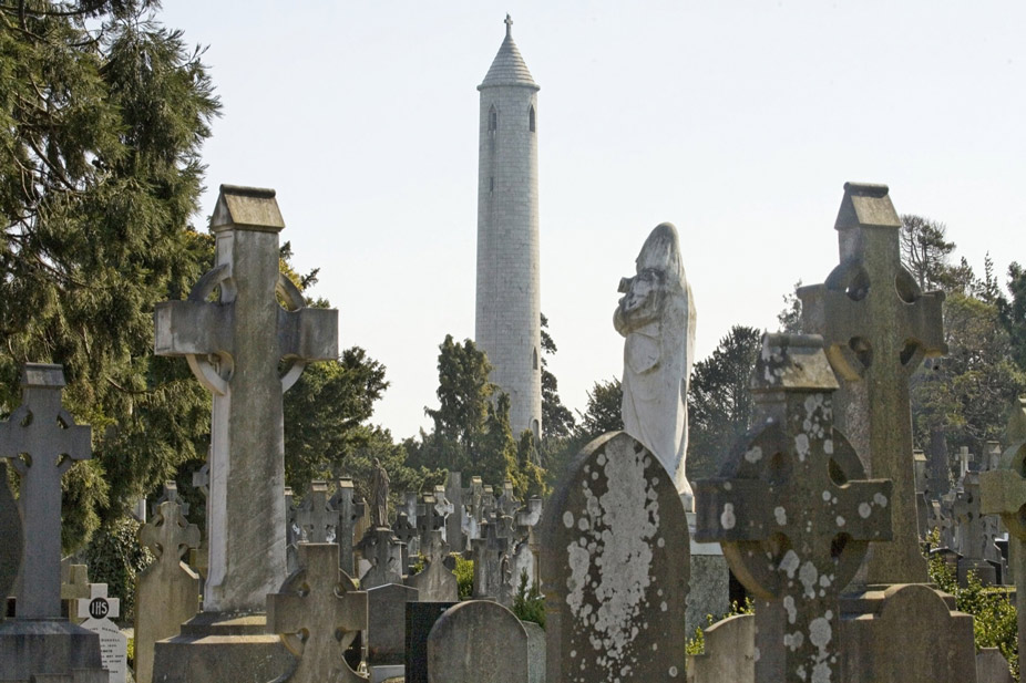La torre O'Connell en el cementerio de Glasnevin en Dubín