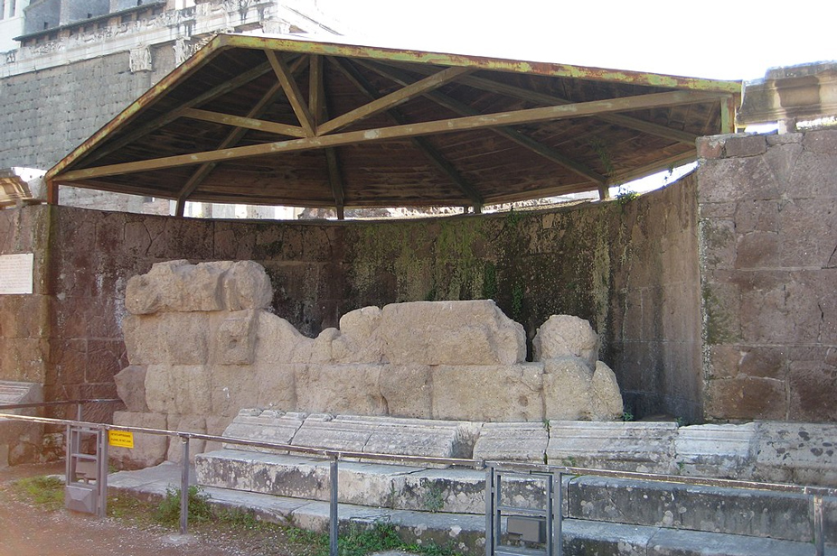 Restos del templo de Julio César en el Foro romano