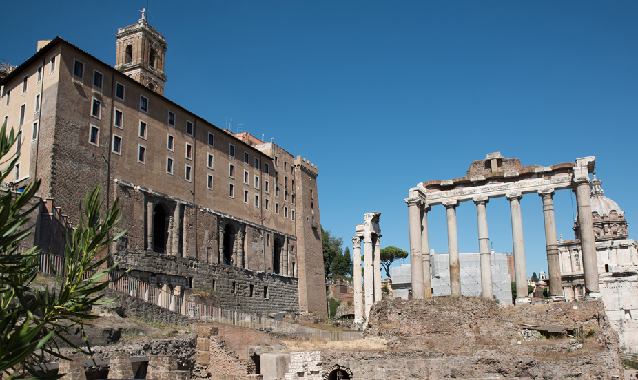 Restos del Templo de Saturno en el Foro romano