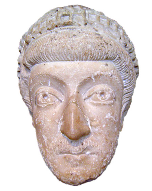 Teodosio II, nacido y fallecido en Constantinopla