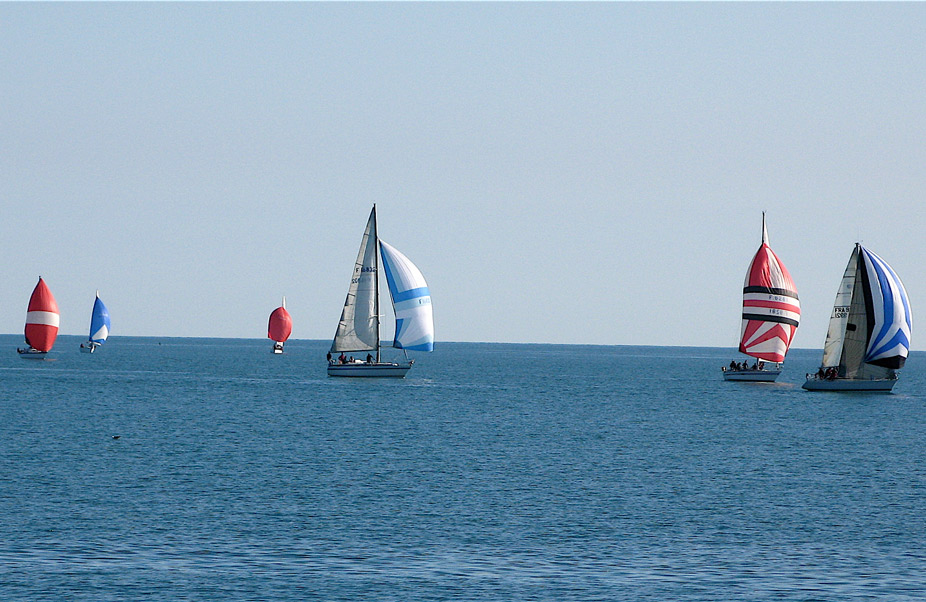 Veleros en el Golfo de León en Perpiñán, Francia