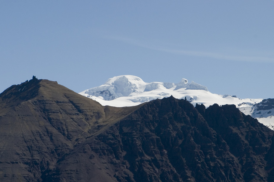 Hvannadalshnúkur, el pico más alto del volcán Öræfajökull y el punto más alto de Islandia. La montaña en frente es Hafrafell
