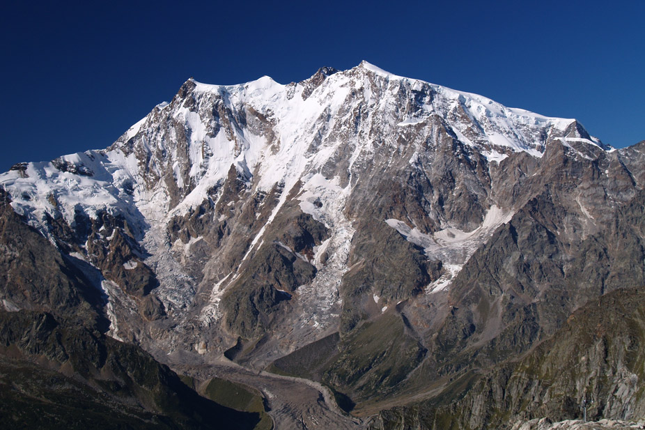 El lado este del macizo Monte Rosa desde Monte Moro