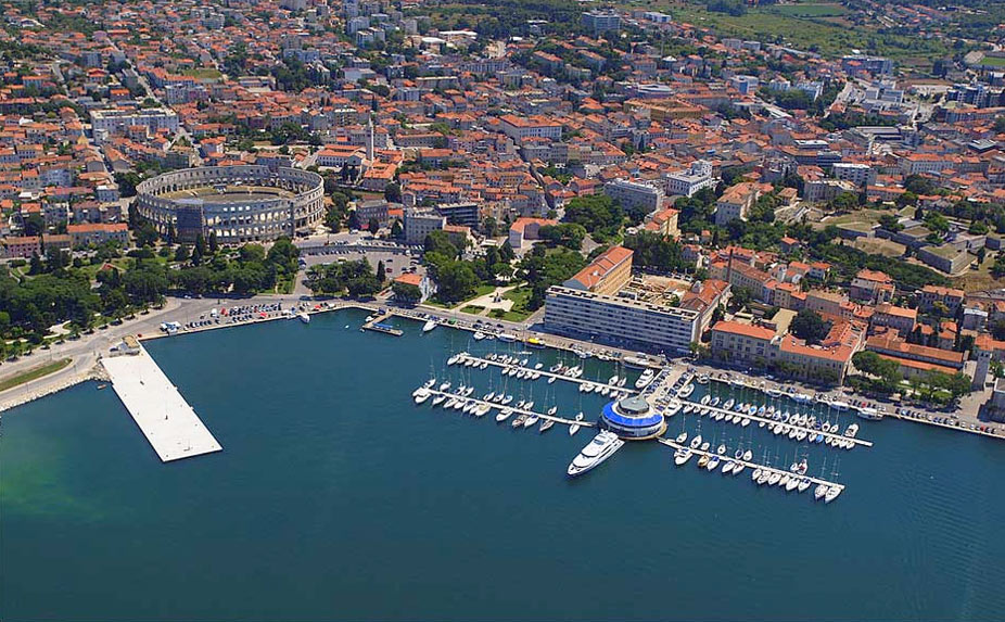 Vista aérea de la ciudad croata de Pula, frente a las costas del golfo de Venecia