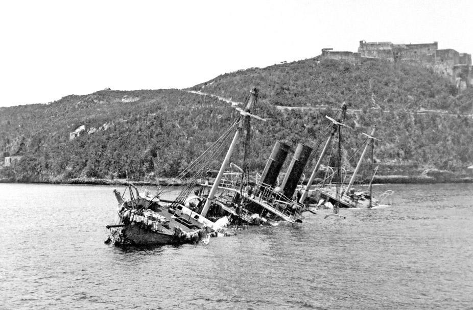 El crucero español Reina Mercedes, hundido en la entrada de la bahía de Santiago de Cuba