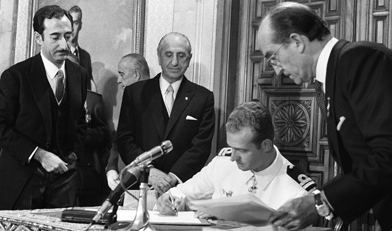 El príncipe Juan Carlos, nombrado sucesor a la jefatura del Estado